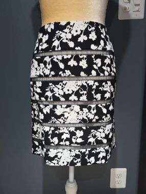 White House Black Market Black & White Floral Ladder-Trim Skirt Sz 14